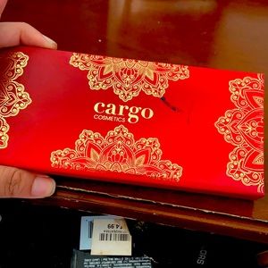 I’m selling makeup pallets